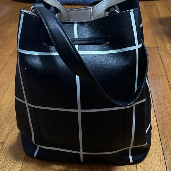 Lauren Ralph Lauren Stylish Black and White Bucket Bag w/ inside bag - Picture 3 of 10